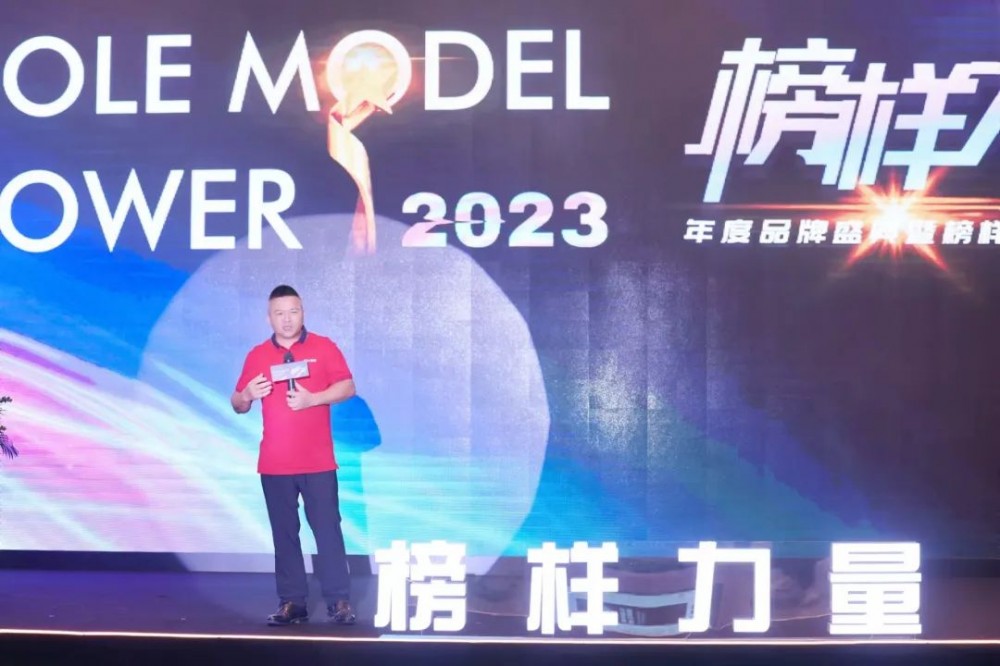 品牌实力！大角鹿荣获“年度超耐磨产品金奖”